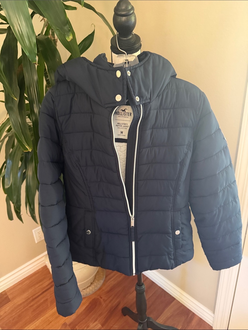 Hollister Women's Dark Navy Quilted Puffer Jacket with Hood